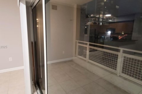 Condominio en alquiler en Miami, Florida, 2 dormitorios, 139.35 m2 № 1993722 - foto 18