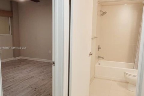 Condominio en alquiler en Miami, Florida, 2 dormitorios, 139.35 m2 № 1993722 - foto 23