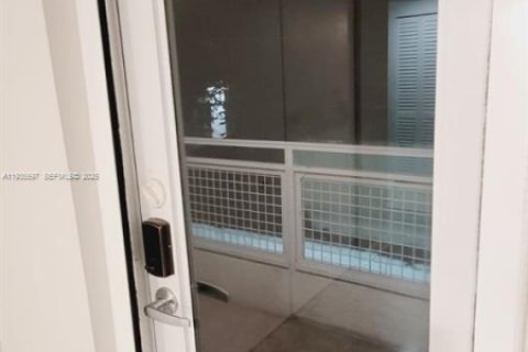 Condominio en alquiler en Miami, Florida, 2 dormitorios, 139.35 m2 № 1993722 - foto 30