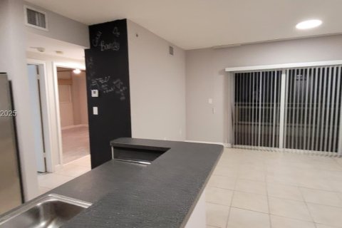 Condominio en alquiler en Miami, Florida, 2 dormitorios, 139.35 m2 № 1993722 - foto 14