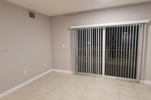 Condominio en alquiler en Miami, Florida, 2 dormitorios, 139.35 m2 № 1993722 - foto 15