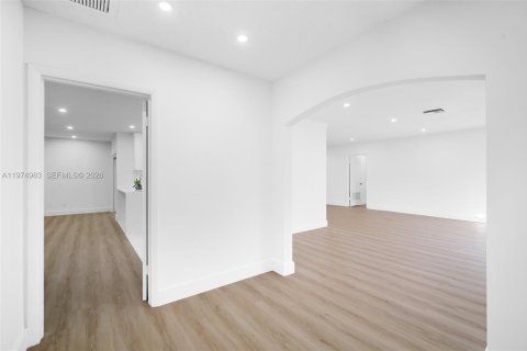 Снять в аренду виллу или дом в Пальметто-Бей, Флорида 4 спальни, 279.91м2, № 2041345 - фото 3