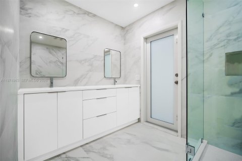 Снять в аренду виллу или дом в Пальметто-Бей, Флорида 4 спальни, 279.91м2, № 2041345 - фото 9