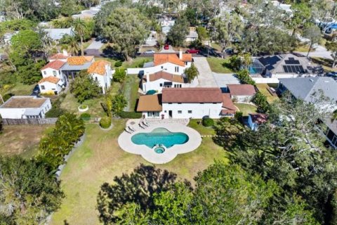 House in Gulfport, Florida 4 bedrooms, 355.72 sq.m. № 2195703