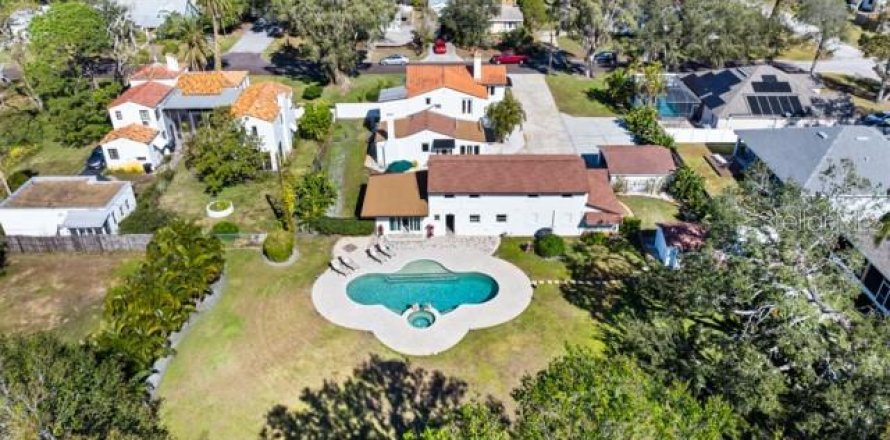 House in Gulfport, Florida 4 bedrooms, 355.72 sq.m. № 2195703