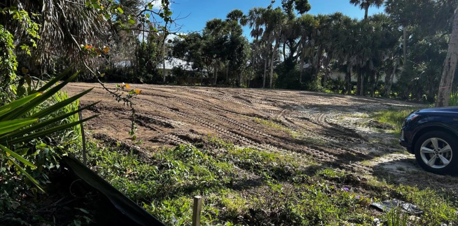 Commercial property in Vero Beach, Florida № 2087033