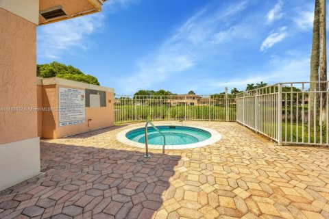 Купить таунхаус в Пемброк-Пайнс, Флорида 3 спальни, 126.44м2, № 2012490 - фото 27