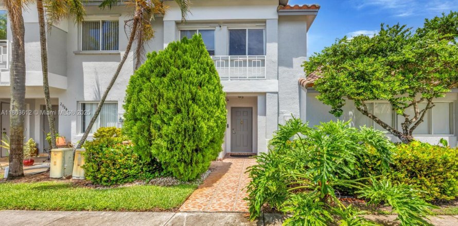 Таунхаус в Пемброк-Пайнс, Флорида 3 спальни, 126.44м2 № 2012490