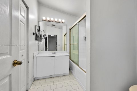 Купить таунхаус в Пемброк-Пайнс, Флорида 3 спальни, 126.44м2, № 2012490 - фото 8