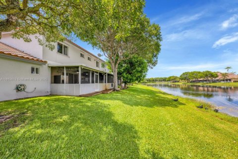 Купить таунхаус в Пемброк-Пайнс, Флорида 3 спальни, 126.44м2, № 2012490 - фото 25