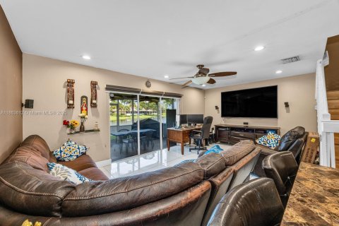 Купить таунхаус в Пемброк-Пайнс, Флорида 3 спальни, 126.44м2, № 2012490 - фото 7