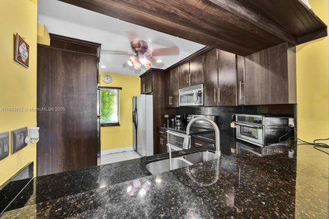 Купить таунхаус в Пемброк-Пайнс, Флорида 3 спальни, 126.44м2, № 2012490 - фото 19