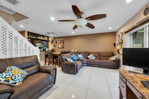 Купить таунхаус в Пемброк-Пайнс, Флорида 3 спальни, 126.44м2, № 2012490 - фото 6