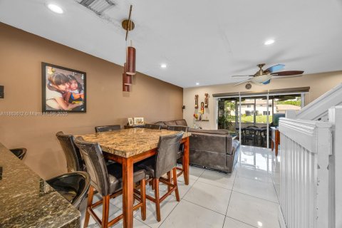 Купить таунхаус в Пемброк-Пайнс, Флорида 3 спальни, 126.44м2, № 2012490 - фото 15