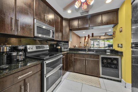 Купить таунхаус в Пемброк-Пайнс, Флорида 3 спальни, 126.44м2, № 2012490 - фото 12