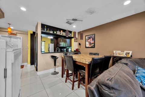 Купить таунхаус в Пемброк-Пайнс, Флорида 3 спальни, 126.44м2, № 2012490 - фото 22