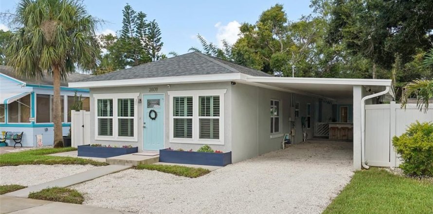 House in Gulfport, Florida 3 bedrooms, 154.78 sq.m. № 1882822
