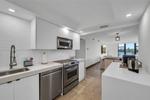Condo in Aventura, Florida, 2 bedrooms  № 1944148 - photo 12
