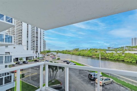 Condo in Aventura, Florida, 2 bedrooms  № 1944148 - photo 23