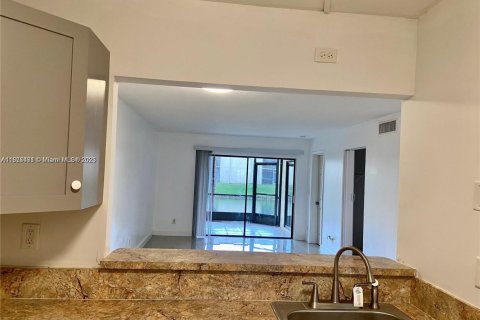 Copropriété à louer à Miramar, Floride: 2 chambres, 76.18 m2 № 1896076 - photo 1