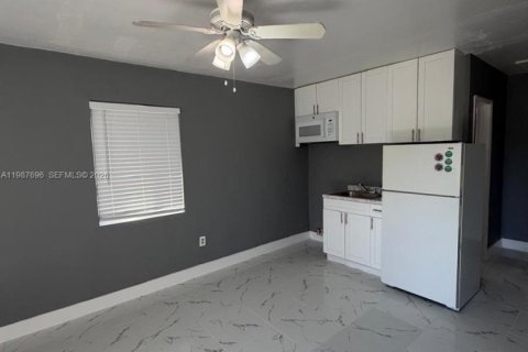 Casa en alquiler en North Miami Beach, Florida, 55.74 m2 № 2048956 - foto 2