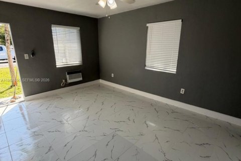 Casa en alquiler en North Miami Beach, Florida, 55.74 m2 № 2048956 - foto 3