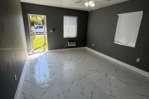 Casa en alquiler en North Miami Beach, Florida, 55.74 m2 № 2048956 - foto 4