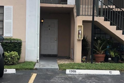 Снять в аренду кондоминиум в Хомстед, Флорида 2 спальни, 80.17м2, № 1987947 - фото 1