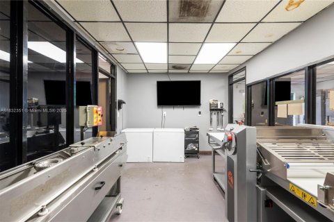 Propiedad comercial en venta en Miami, Florida № 1809113 - foto 23