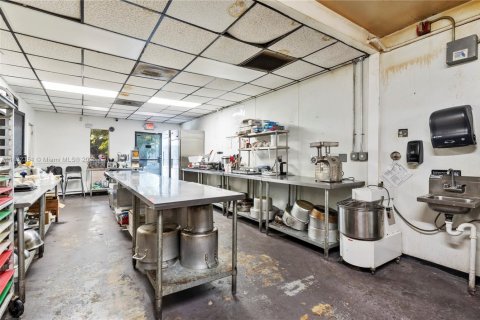 Propiedad comercial en venta en Miami, Florida № 1809113 - foto 3