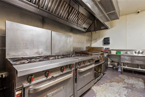 Propiedad comercial en venta en Miami, Florida № 1809113 - foto 6