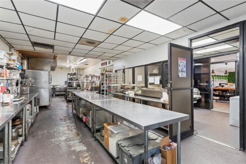 Propiedad comercial en venta en Miami, Florida № 1809113 - foto 5