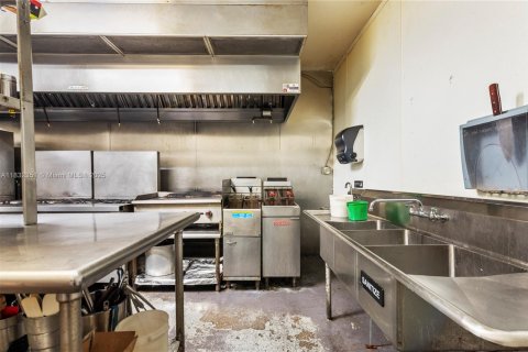 Propiedad comercial en venta en Miami, Florida № 1809113 - foto 9