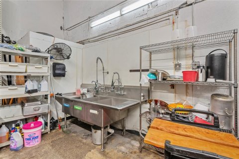 Propiedad comercial en venta en Miami, Florida № 1809113 - foto 10
