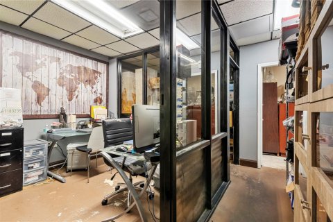 Propiedad comercial en venta en Miami, Florida № 1809113 - foto 19