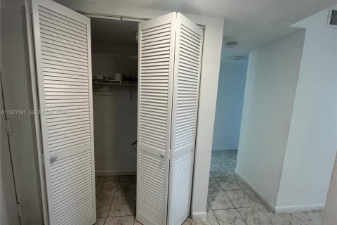 Copropriété à vendre à Lauderdale Lakes, Floride: 1 chambre, 74.32 m2 № 2042135 - photo 3