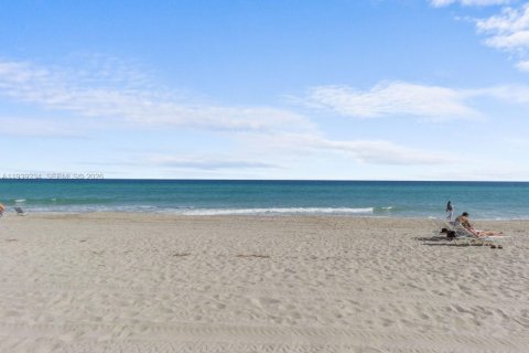 Condo in Hollywood, Florida, 2 bedrooms  № 1997548 - photo 29