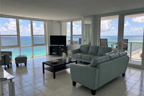 Condo in Hollywood, Florida, 2 bedrooms  № 1997548 - photo 3