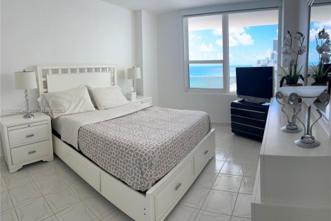 Condo in Hollywood, Florida, 2 bedrooms  № 1997548 - photo 24