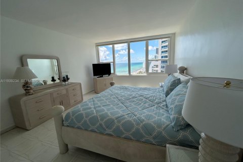 Condo in Hollywood, Florida, 2 bedrooms  № 1997548 - photo 20