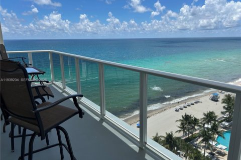 Condo in Hollywood, Florida, 2 bedrooms  № 1997548 - photo 10