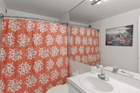 Condo in Hollywood, Florida, 2 bedrooms  № 1997548 - photo 25