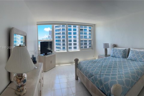 Condo in Hollywood, Florida, 2 bedrooms  № 1997548 - photo 18