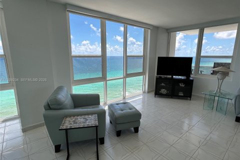 Condo in Hollywood, Florida, 2 bedrooms  № 1997548 - photo 4
