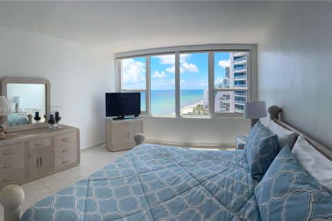 Condo in Hollywood, Florida, 2 bedrooms  № 1997548 - photo 19