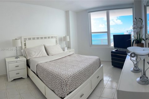 Condo in Hollywood, Florida, 2 bedrooms  № 1997548 - photo 23