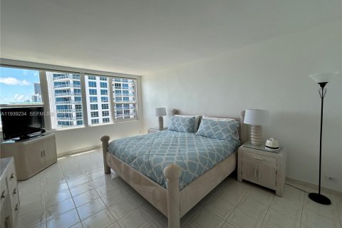 Condo in Hollywood, Florida, 2 bedrooms  № 1997548 - photo 16