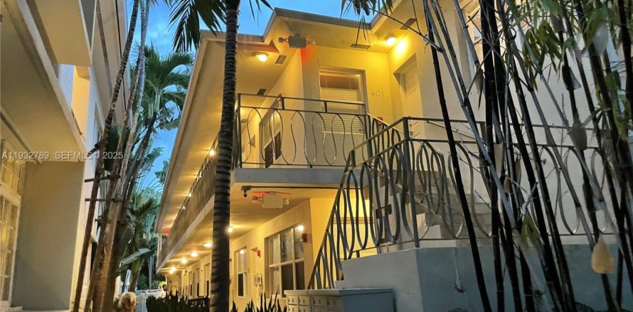 Estudio en el Condominio en Miami Beach, Florida  № 1993885