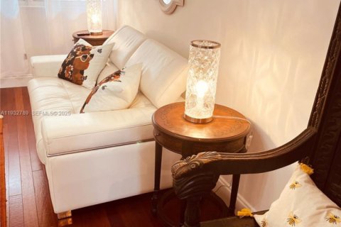 Condominio en venta en Miami Beach, Florida, 47.84 m2 № 1993885 - foto 9