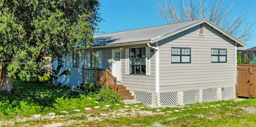 Villa ou maison à Lehigh Acres, Floride 4 chambres, 107.02 m2 № 1953973